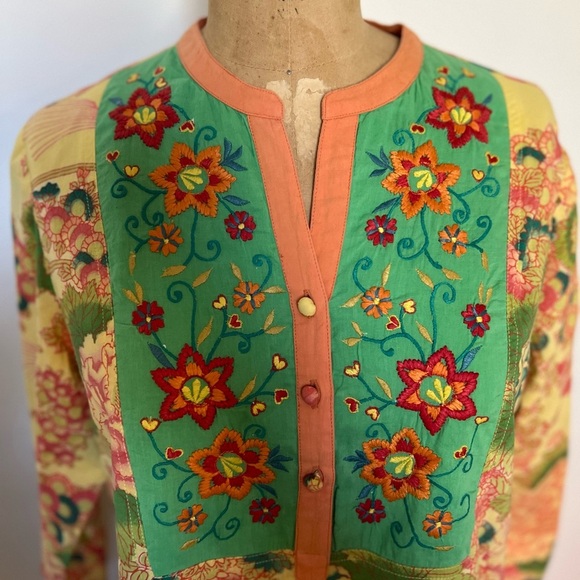 April Cornell small tunic with three fabric buttons and embroidered flowers - Picture 2 of 8